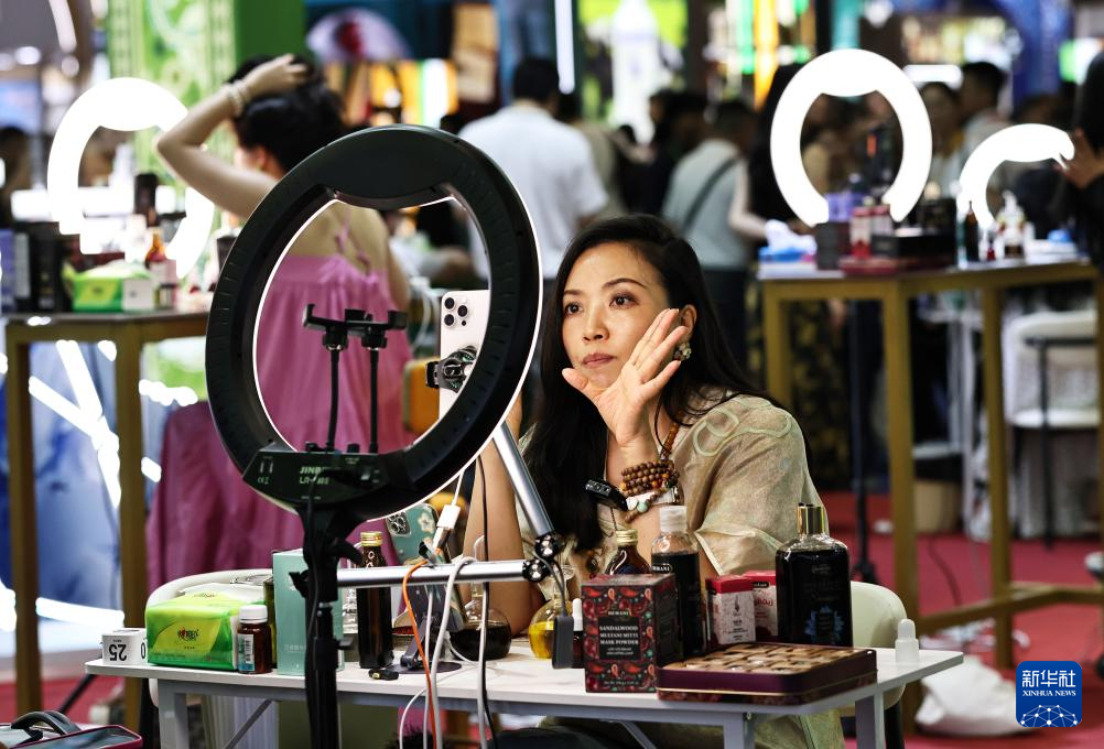 第六届中国国际消费品博览会举办