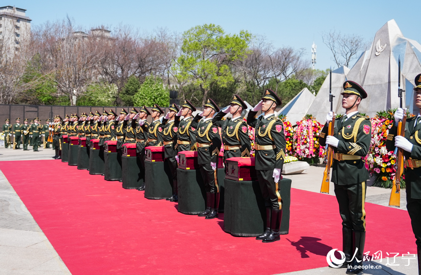 第十三批在韩中国人民志愿军烈士安葬仪式现场。人民网记者 邱宇哲摄