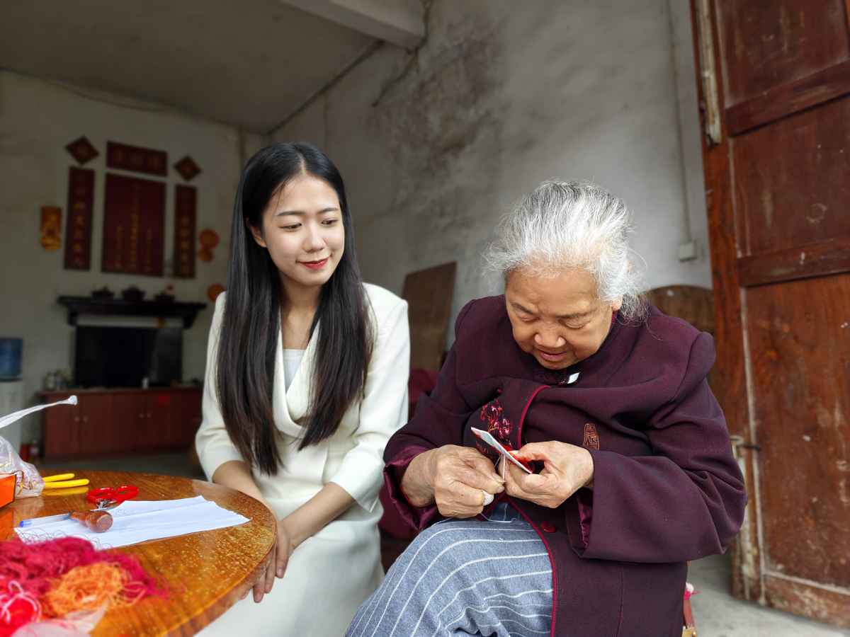 开局之年看中国丨一月只绣一枚球！84岁中华巧女慢工“堆”出广西非遗之美