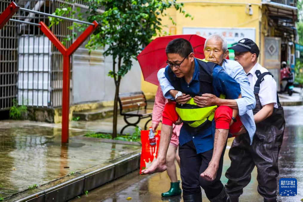 湖北荆州遭遇强降雨
