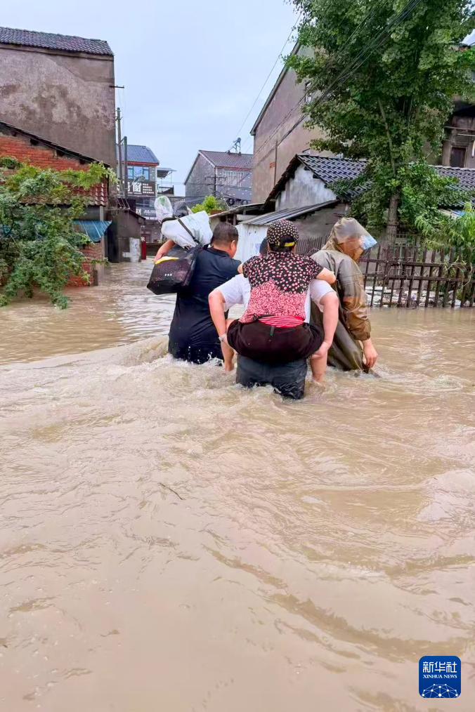 湖北荆州遭遇强降雨