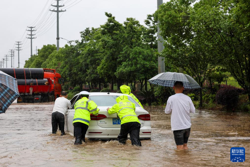 湖北荆州遭遇强降雨