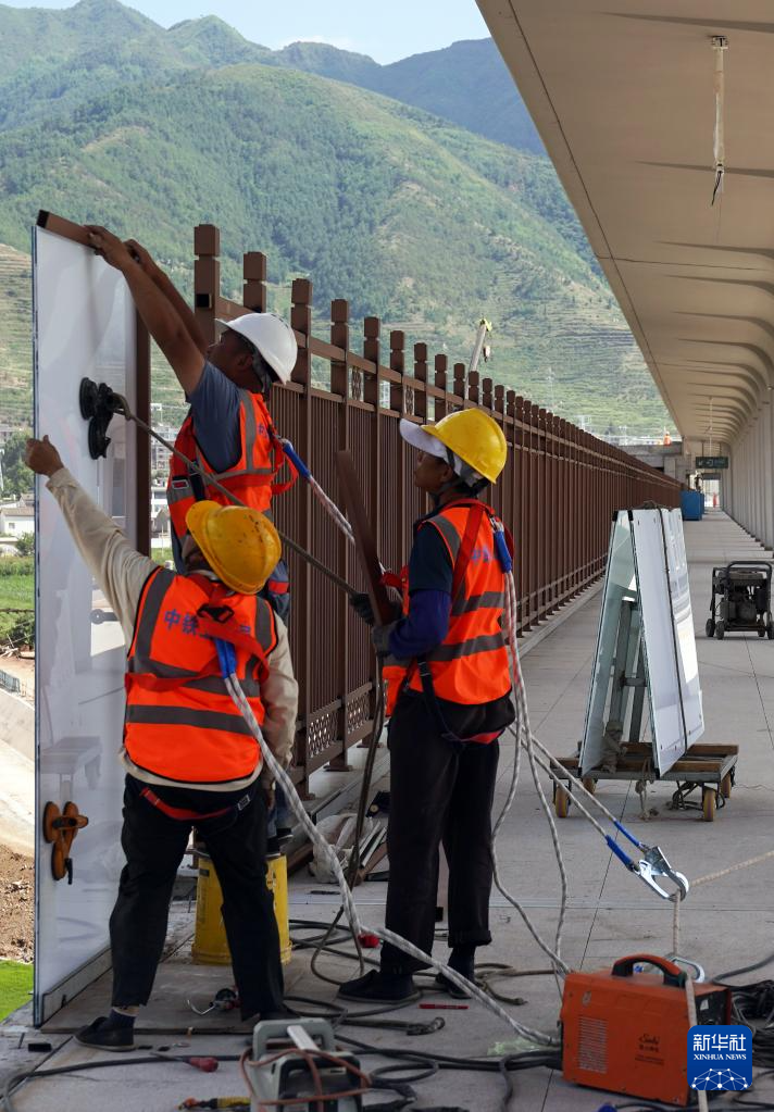 渝昆高铁建设稳步推进