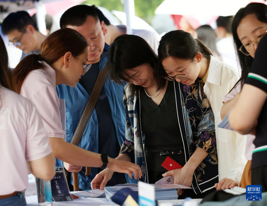 上海举行普通高校招生志愿填报现场咨询会