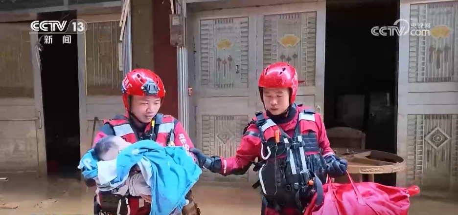 致敬防洪一线的这抹“红”色!救援队挺进“孤岛”转移被困妇女儿童
