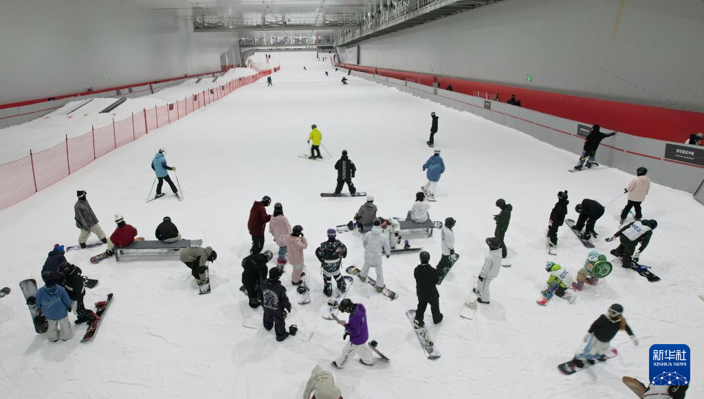 河北石家庄:夏日冰雪经济热