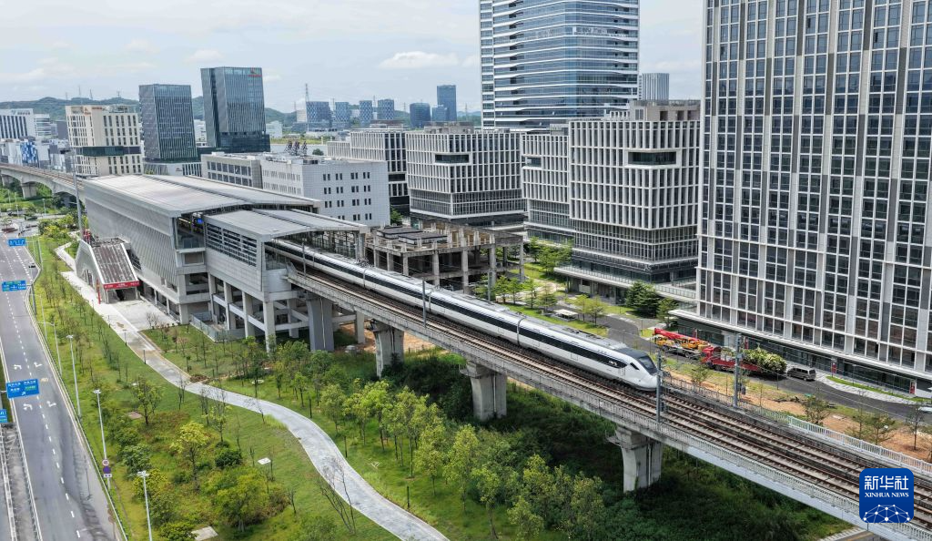 穗深城际铁路全线贯通运营