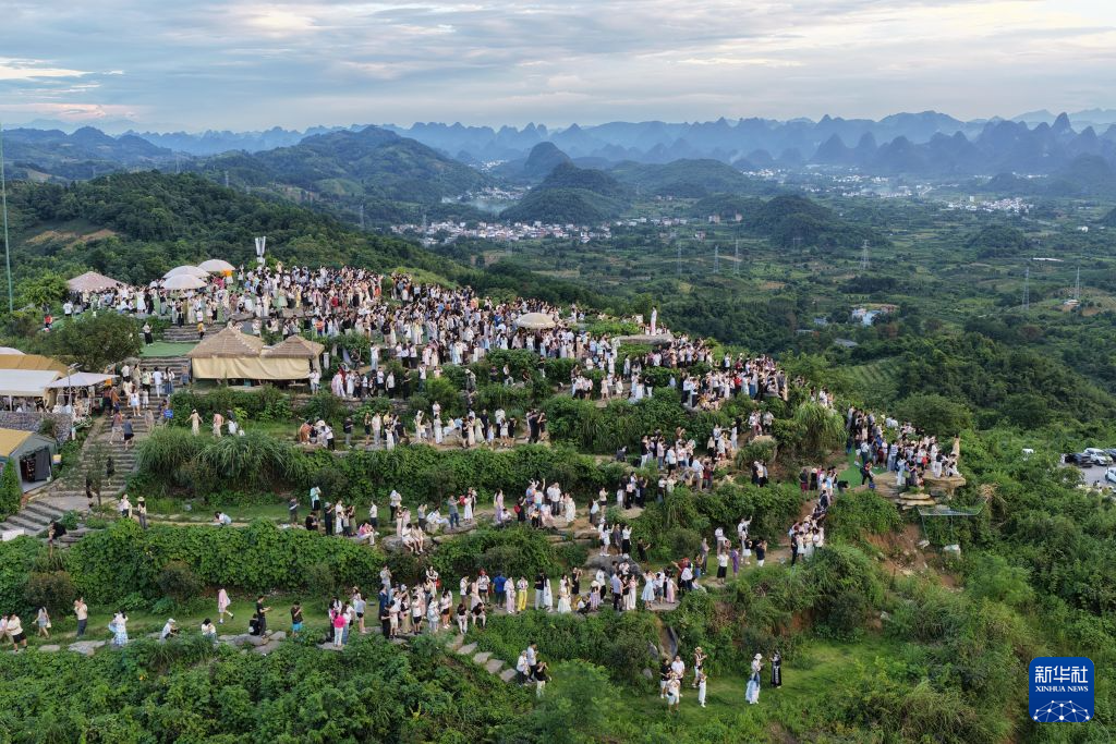 广西阳朔:壮美峰林引客来