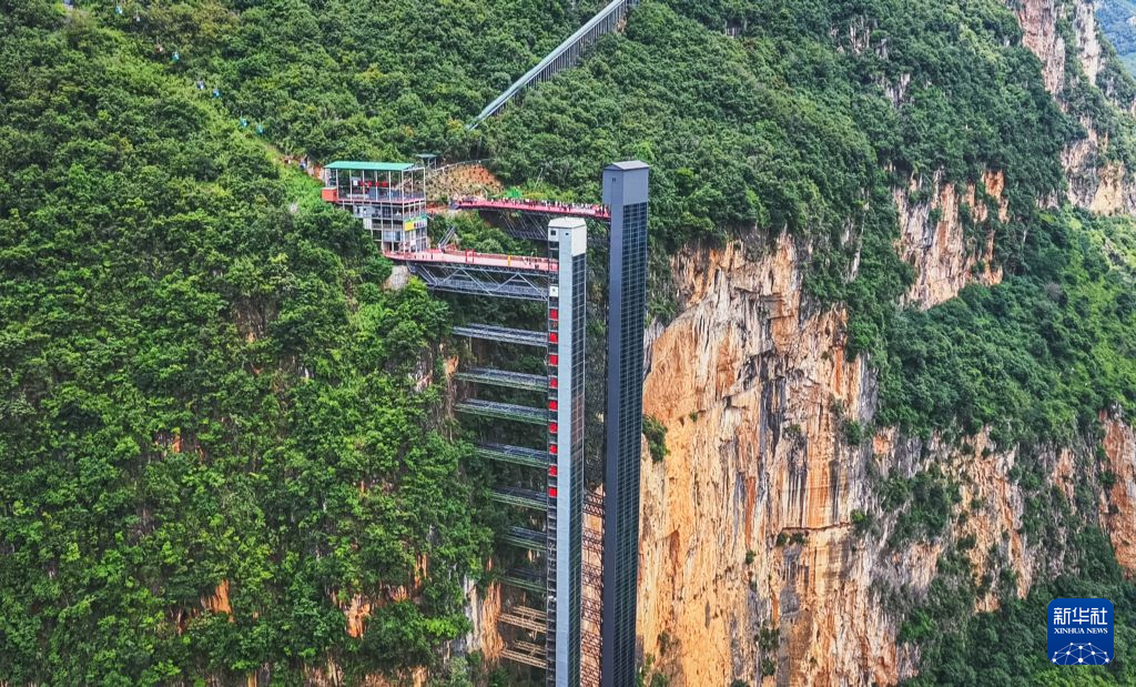 “空中校车”托举云端求学路