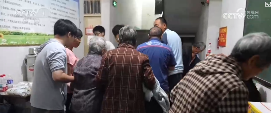 雨中营救与坚守 | “总有人是逆行者”,拼出生命通道→