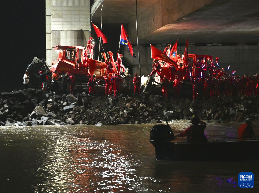 河南周口贾鲁河堤坝溃口顺利合龙