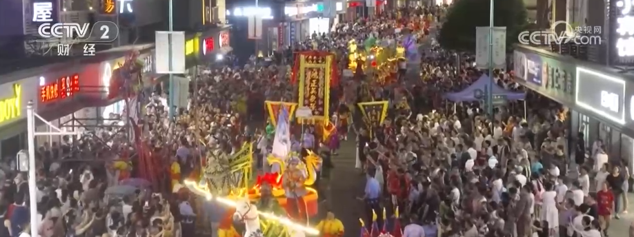 游客驻足,人气带动商气!“山水奇观+IP赋能+特色文化”催生文旅消费新增量