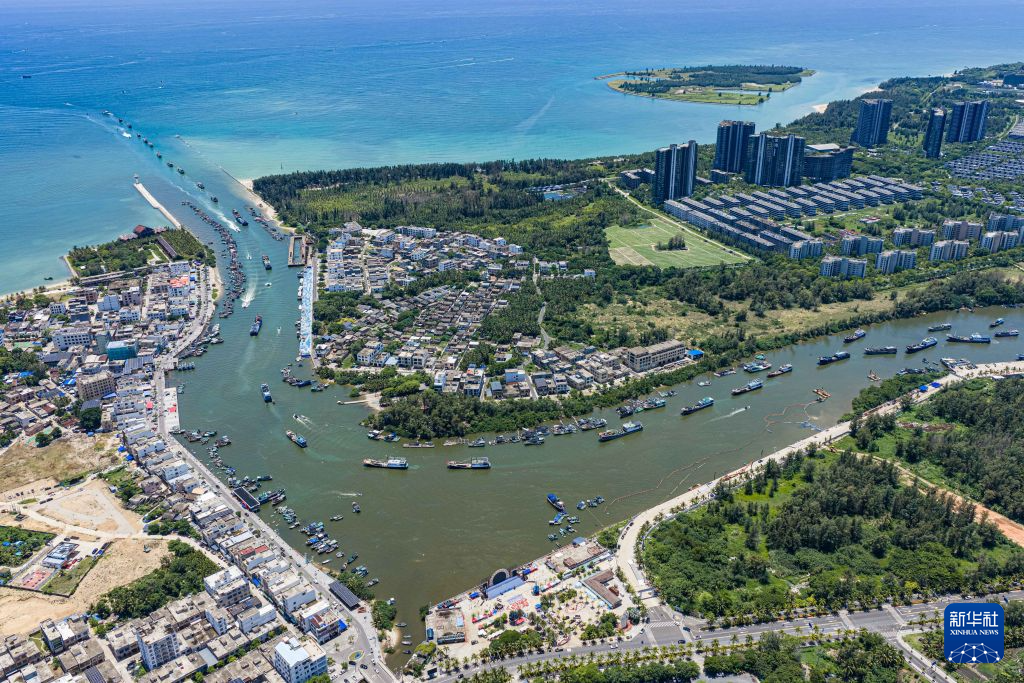 南海伏季休渔期结束 渔船出海作业
