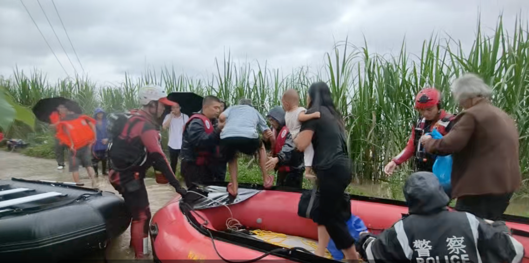 台风“紫檀”来袭,广西消防9个支队459人紧急救援! 图片