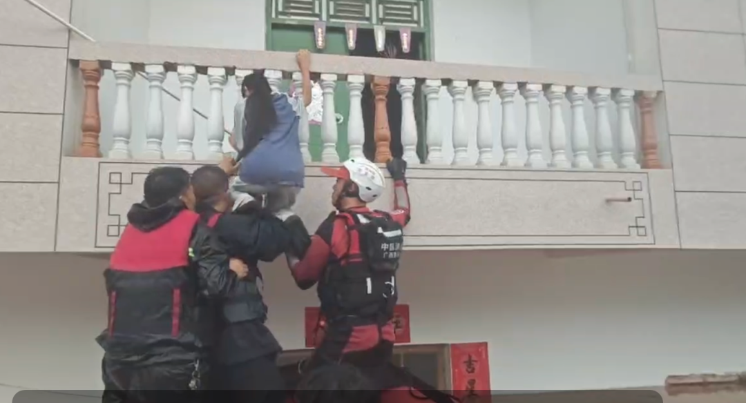 台风“紫檀”来袭,广西消防9个支队459人紧急救援! 图片