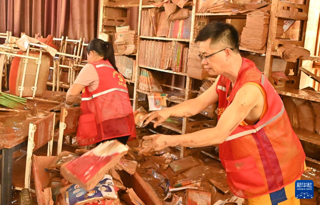 广西宁明:恢复校园环境迎接新学期