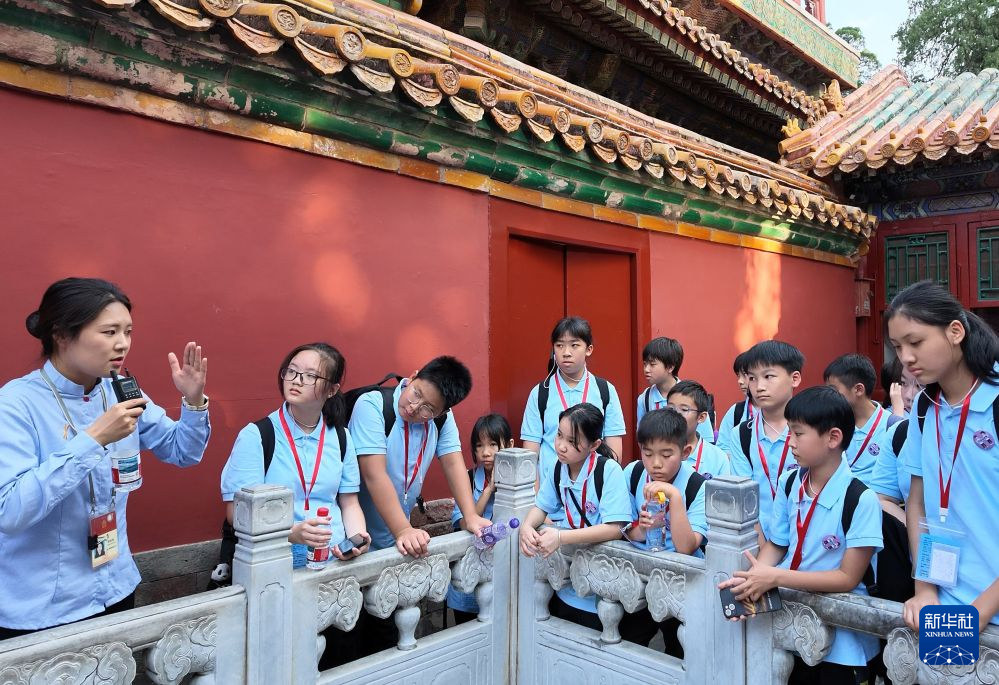 综述:国旗引领青春路 同心共铸报国志——千名港澳青少年升旗队代表在京参加“向国旗敬礼”主题活动