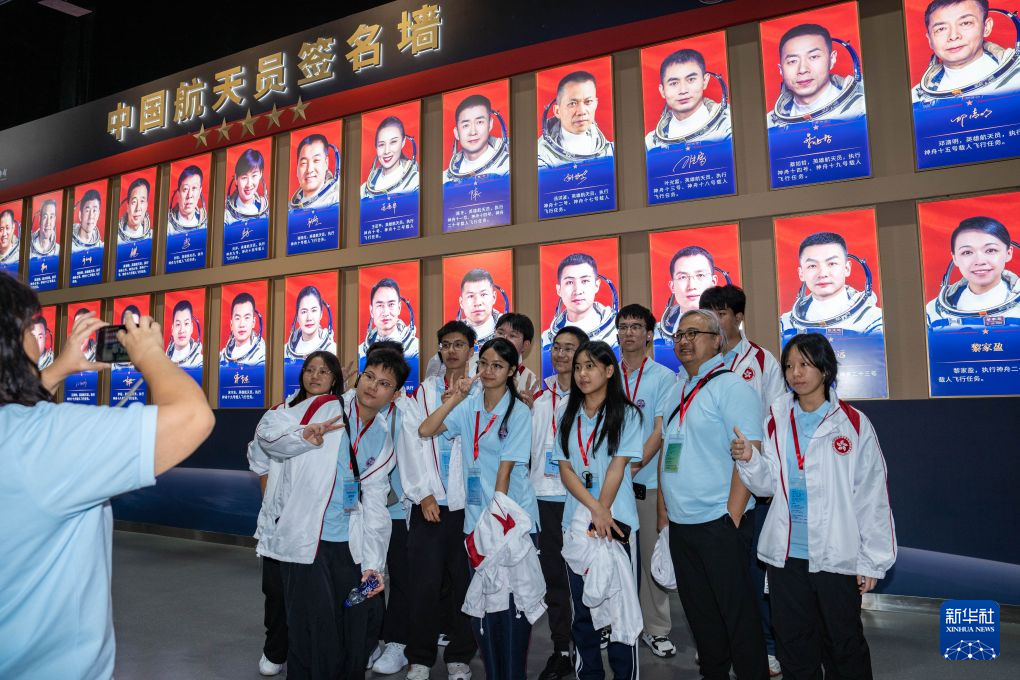 综述:国旗引领青春路 同心共铸报国志——千名港澳青少年升旗队代表在京参加“向国旗敬礼”主题活动