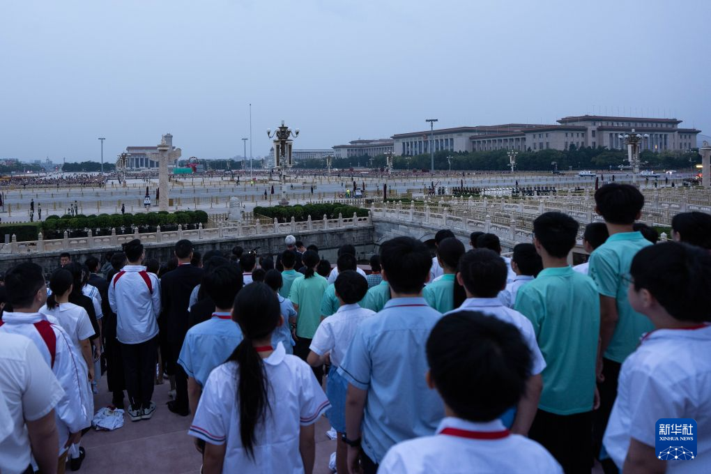 综述:国旗引领青春路 同心共铸报国志——千名港澳青少年升旗队代表在京参加“向国旗敬礼”主题活动