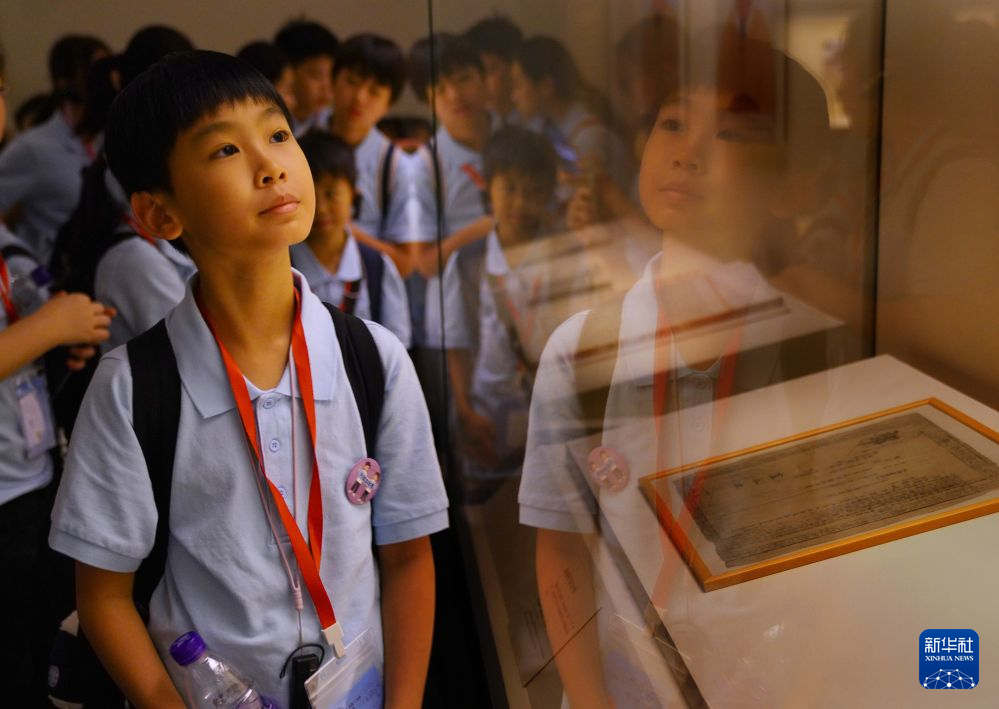 综述:国旗引领青春路 同心共铸报国志——千名港澳青少年升旗队代表在京参加“向国旗敬礼”主题活动