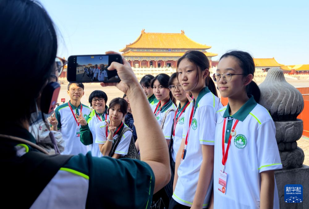 综述:国旗引领青春路 同心共铸报国志——千名港澳青少年升旗队代表在京参加“向国旗敬礼”主题活动