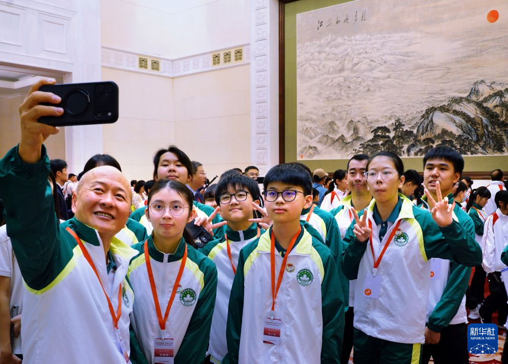 综述:国旗引领青春路 同心共铸报国志——千名港澳青少年升旗队代表在京参加“向国旗敬礼”主题活动