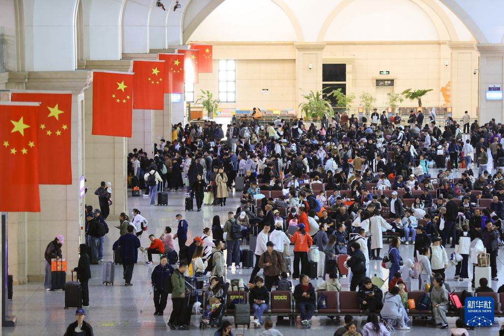 各地迎来国庆假期出行高峰