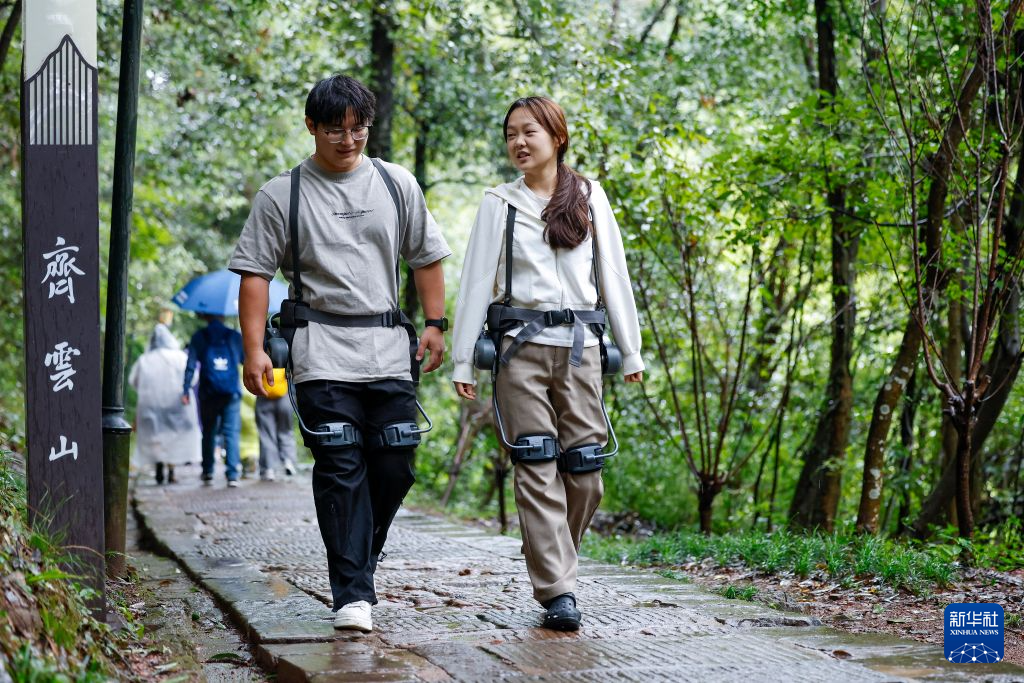 外骨骼助力登山 科技赋能文旅