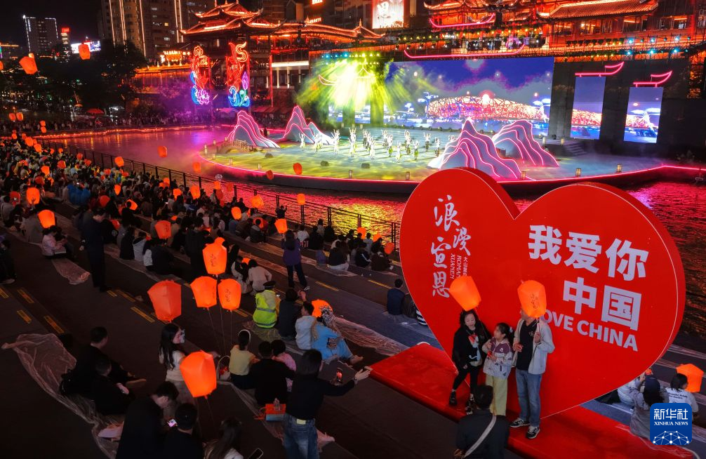 灯火映长假 夜游释放假期经济新潜力