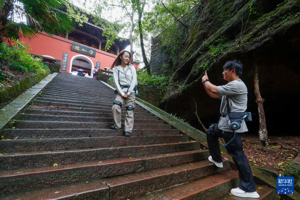 外骨骼助力登山 科技赋能文旅