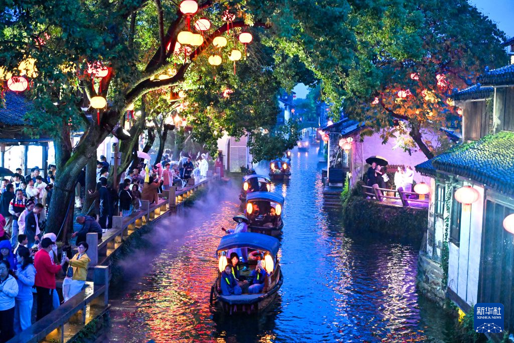灯火映长假 夜游释放假期经济新潜力