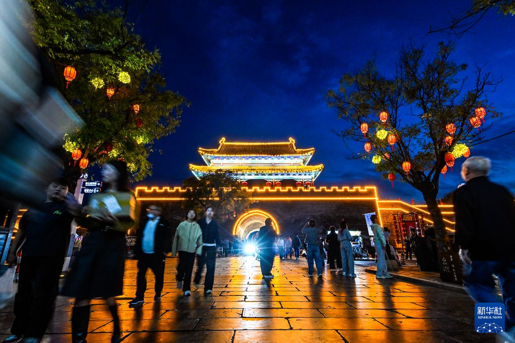 灯火映长假 夜游释放假期经济新潜力