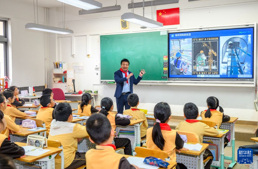 校外辅导员把社会 “教科书” 搬进课堂