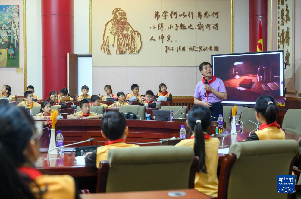 校外辅导员把社会 “教科书” 搬进课堂