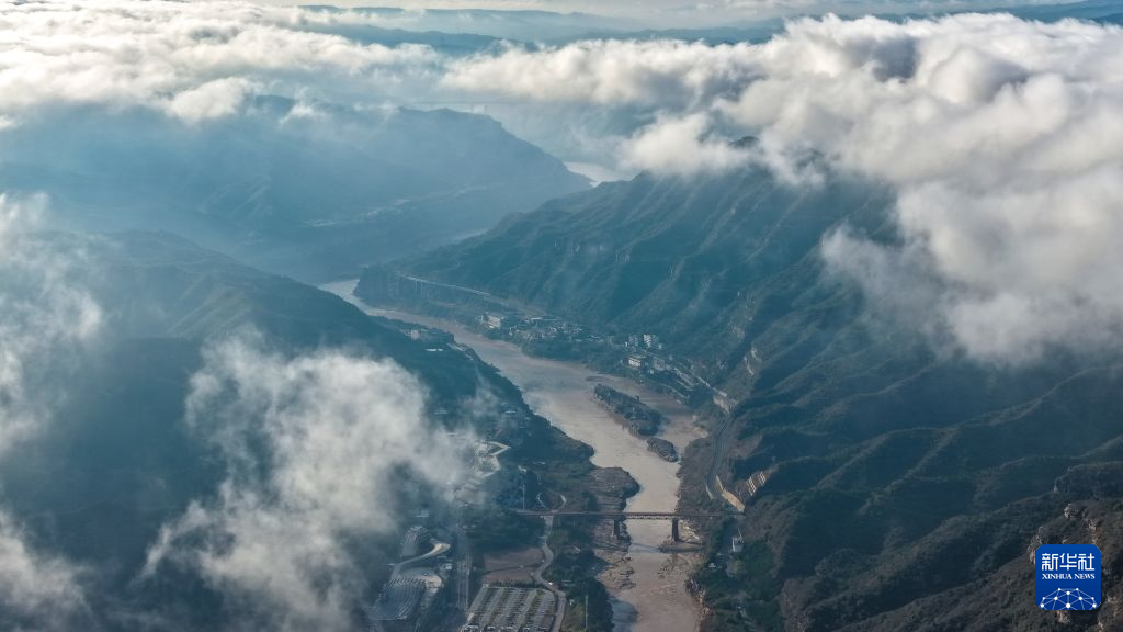 黄河壶口瀑布现云海景观