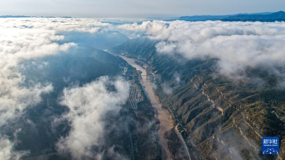 黄河壶口瀑布现云海景观