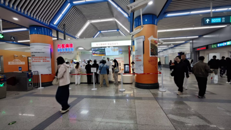 通勤餐饮有了新花样 北京地铁首家现烤面包店开张 通勤餐饮有了新花样 北京地铁首家现烤面包店开张