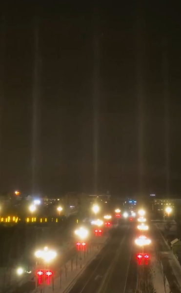 新疆阿勒泰地区出现“寒夜光柱”景观